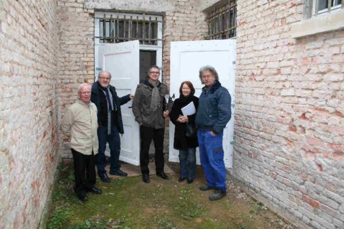 Auf dem Bild v.l.n.r.: Armin Burkhardt (Architekt), Eberhard Dittus, Georg Pfaff (Bauingenieur der Hornbach AG), Ursula Dauth (Pressesprecherin der Hornbach AG und Vorstandsmitglied), Bernd Elsner (Vorstandsmitglied).
